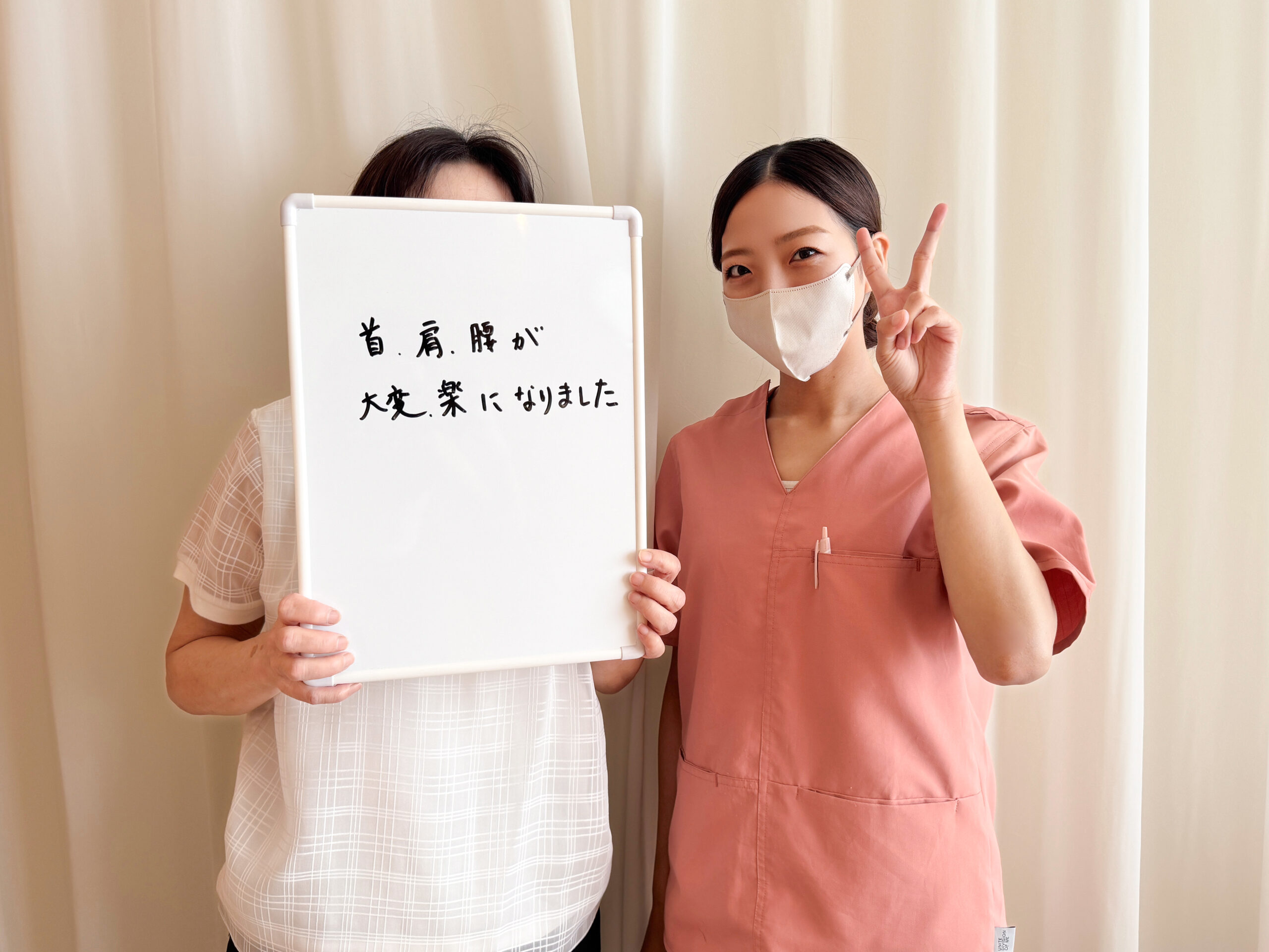 M様 直筆メッセージ「首.肩.腰が 大変楽になりました」と担当スタッフとの2ショット｜リリーフポートフェミナ鍼灸整体院 大濠公園店