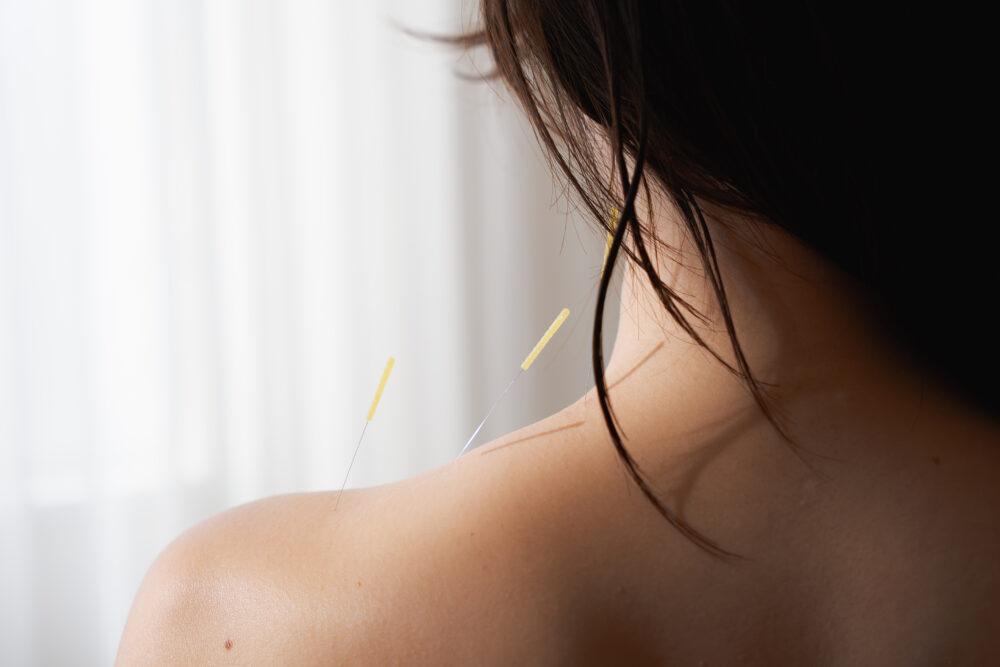 長時間同じ姿勢で起こる肩こり｜姿勢だけではない本当の原因とセルフケア