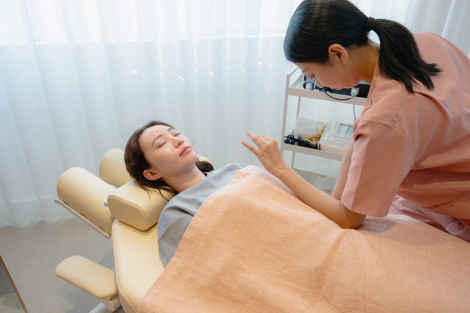 仕事後の腰痛と腹痛に悩む方へ 大濠の女性専用整体で自律神経を整える